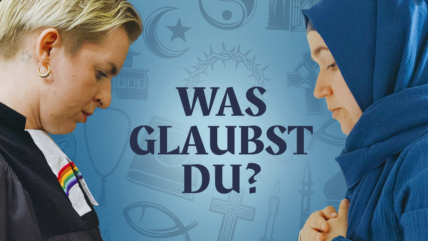 Kollage: Maike (Pfarrerin im Talar mit Regenbogen auf Beffchen) und Kübra (Islamische Theologin mit blauem Kopftuch) vor blauem Hintergrund mit Religions-Icons | Bild:  rbb/nie und immer Studios/colourbox
