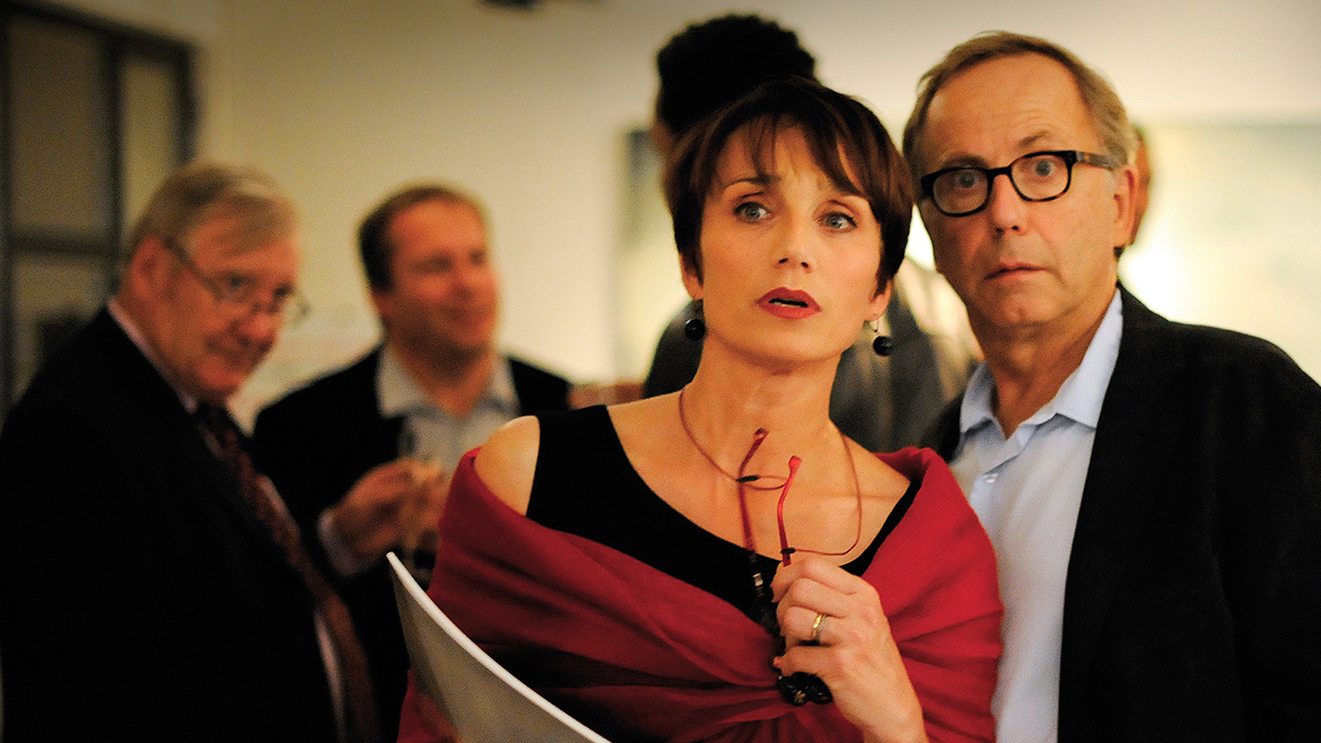 Claude (Ernst Umhauer) und sein Lehrer Germain (Fabrice Luchini) sitzen auf einer Bank vor dem Haus von Madame Artole (Emmanuelle Seigner) und beobachten sie I Bild: IMAGO / Mary Evans / AF Archive / Alliance Films