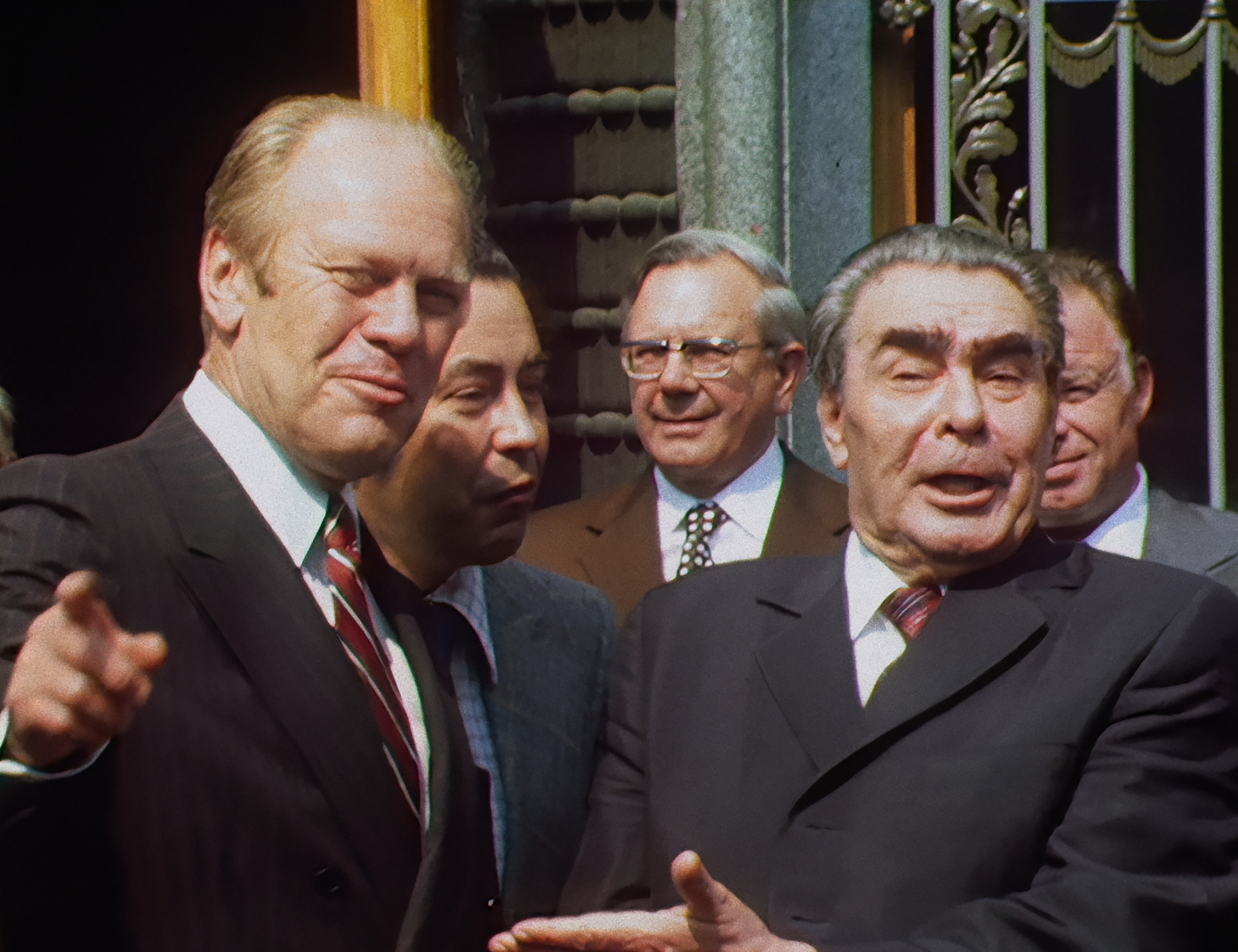 US-Präsident Gerald Ford und KPdSU-Chef Leonid Breschnew beim KSZE-Gipfel 1975 in Helsinki, umgeben von weiteren Delegierten.