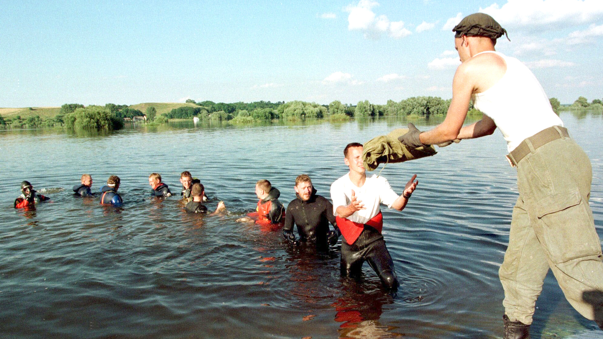 Soldaten und Taucher verstärken mit Sandsäcken einen Deich an der Oder bei der großen Flut im Jahr 1997 | Bild: PictureAlliance/EckehardSchulz/dpa