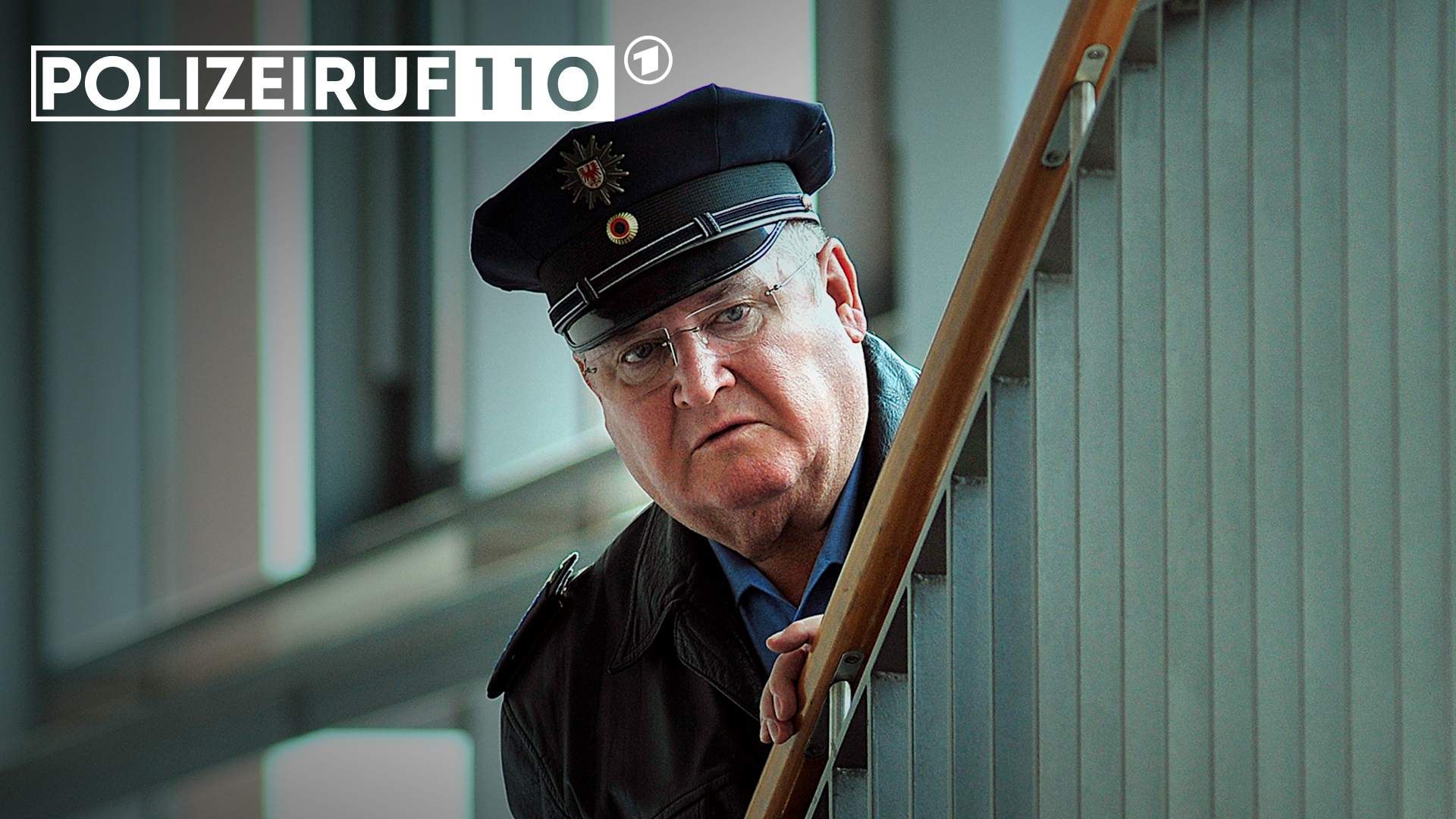 Polizeihauptmeister Horst Krause (Horst Krause) in einer Schule, schaut über ein Geländer | Bild: rbb/Oliver Feist