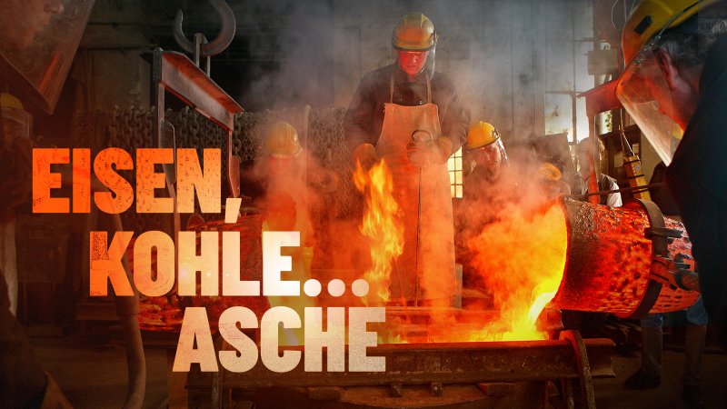 Mitarbeiter der Lauchhammer Kunstguss GmbH & Co. KG gießen flüssige Bronze in eine Glockenform | Bild: rbb/picture-alliance/dpa|Patrick Pleul