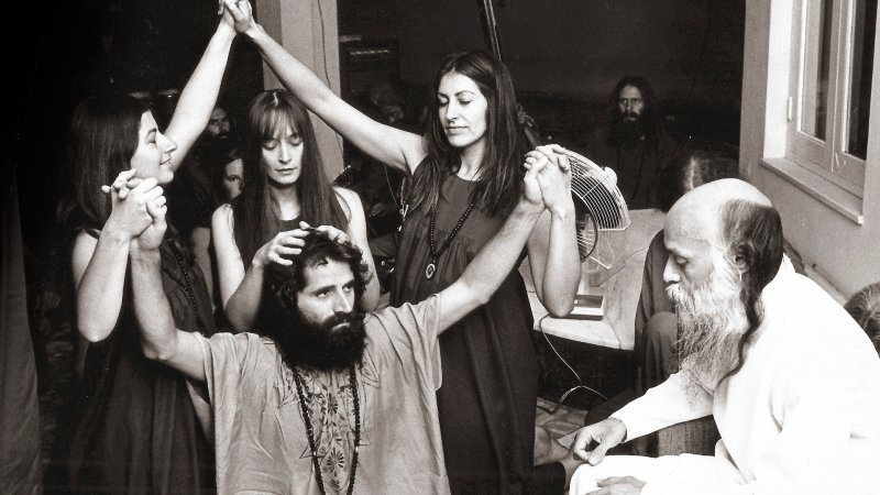 annyasins empfangen ihre spirituelle Einweihung von Bhagwan | Bild: Moritz Boerner