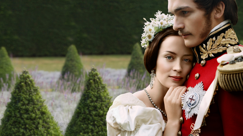 Emily Blunt schmiegt sich in ihrer Rolle als Queen Victoria an Prinz Albert, gespielt von Rupert Friend.