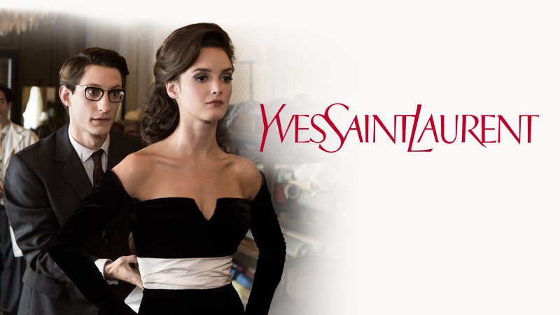 Der junge Designer Yves Saint Laurent (Pierre Niney) passt Victoire Doutreleau (Charlotte Le Bon) im schwarzen Abendkleid mit weißem Gürtel das Kleid an | Bild: rbb/Cinéfrance1888