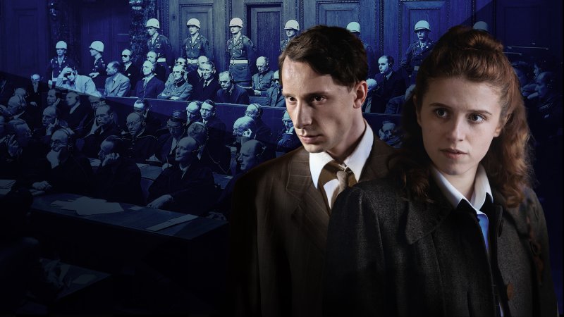 Fotomontage: Historische Fotografie der Prozesssaales in Nürnberg. Im Vordergrund die Holocaust-ÜberlebendenErnst Michel (Jonathan Berlin) und Seweryna Szmaglewska (Katharina Stark) | Bild: NDR / Zeitsprung Pictures / Márton Kállai / U.S. National Archives and Records Administration/ United States Army Signal Corps