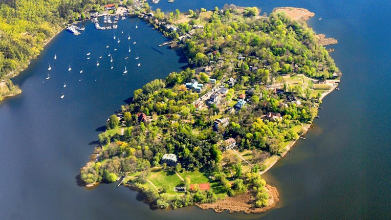 Schwanenwerder versteckt hinterm Grunewald in der Havel | Bild: picture-alliance/ dpa, Peter Kneffel