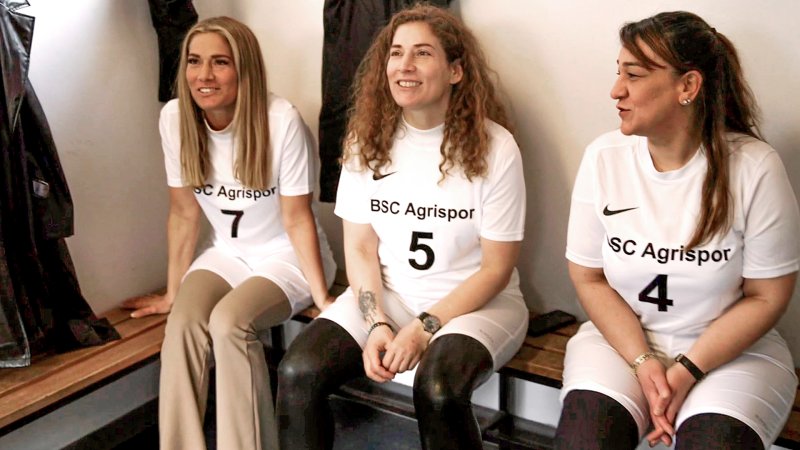 Nazan, Nalan und Türkan nach einem gemeinsamen Spiel in der Umkleidekabine | Bild: rbb/pong film