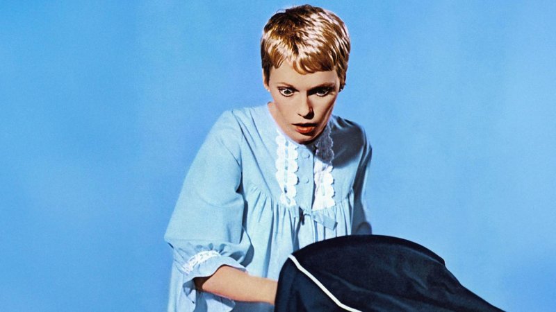 Filmplakat von Rosemaries Baby: Mia Farrow mit Kinderwagen vor blauem Hintergrund | Bild: picturealliance/MaryEvans/AFArchive