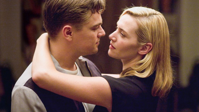 Frank (Leonardo DiCaprio) und April (Kate Winslet) schauen sich beim Tanzen tief in die Augen | Bild: rbb/Copyright(c)2007Dreamworks, LLC.