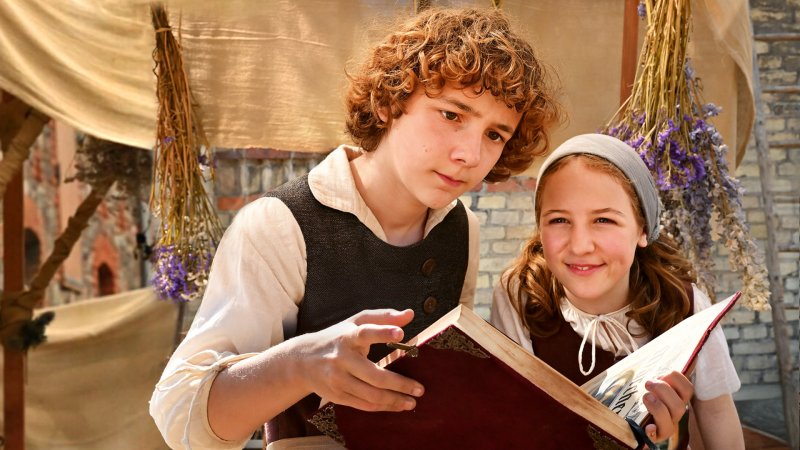 Heinrich (Leo Alonso-Kallscheuer) und Rose (Alma von Aulock) entdecken das magische Märchenbuch | Bild: rbb/Hardy Spitz