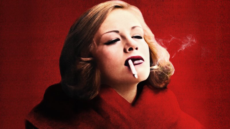 Rot-schwarz gerastertes Foto der jungen Schauspielerin Hildegard Knef mit Zigarette, 1947.