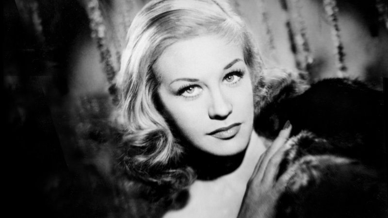 Schwarzweiß-Porträt von Hildegard Knef: Sie blickt seitlich in die Kamera und trägt einen Pelzkragen.