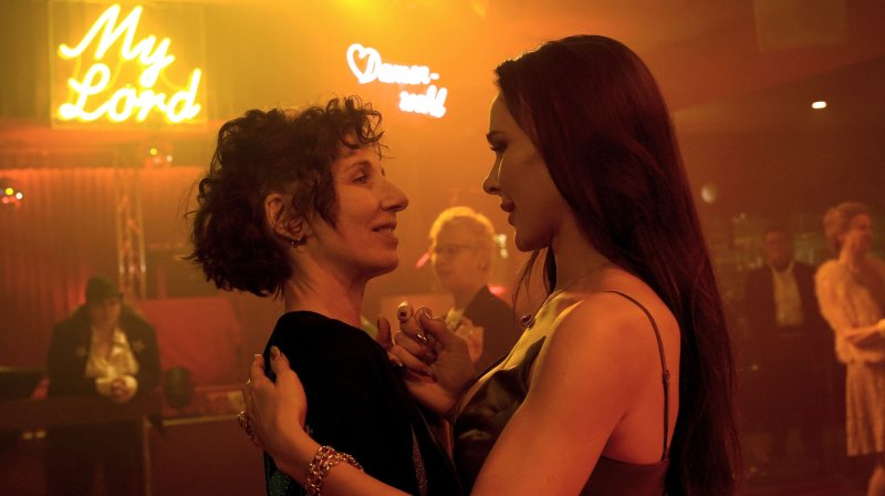 Nina Rubin (Meret Becker) und Julie Bolschakow (Bella Dayne) tanzen in einer Bar miteinander und lächeln sich vertraut an.