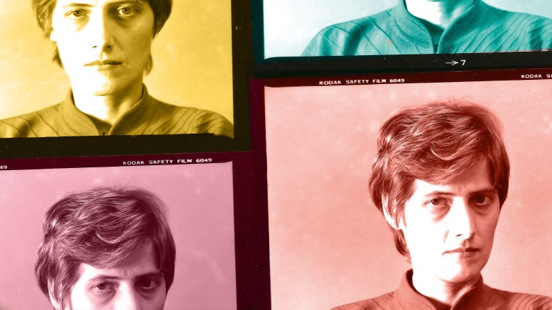 Collage aus mehreren Porträtfotos von Petra Kelly, teils eingefärbt, auf Filmstreifen-Motiven.