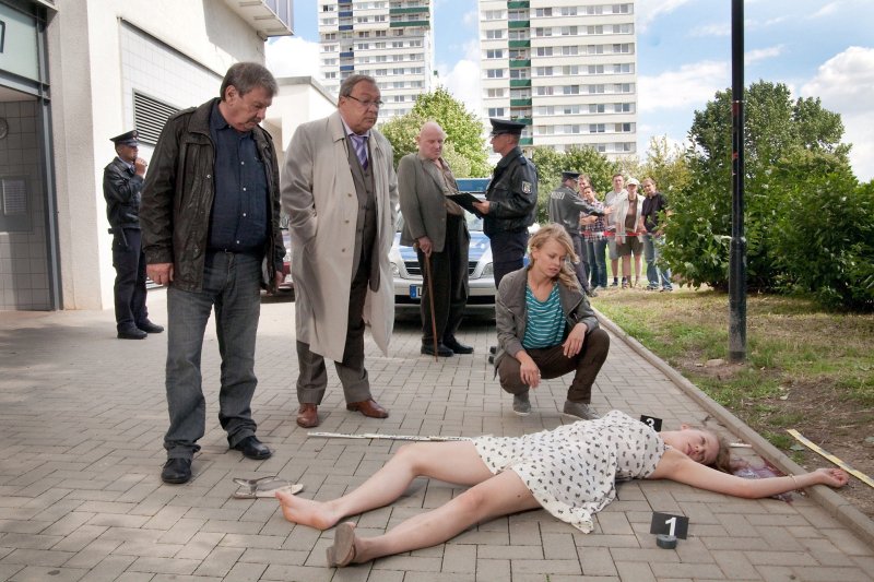 Schmücke (Jaecki Schwarz) und Schneider (Wolfgang Winkler) stehen vor der Leiche eines Mädchens, das vom Dach gestürzt ist | Bild: MDR/Andreas Wünschirs