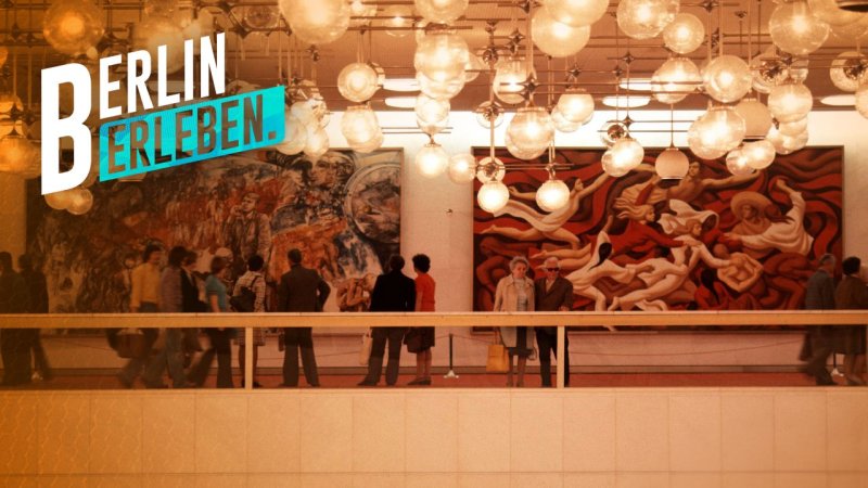 Besucher vor großformatigen Gemäden im Palast der Republik, Deckenbeleuchtung | Bild: Imago, Smid