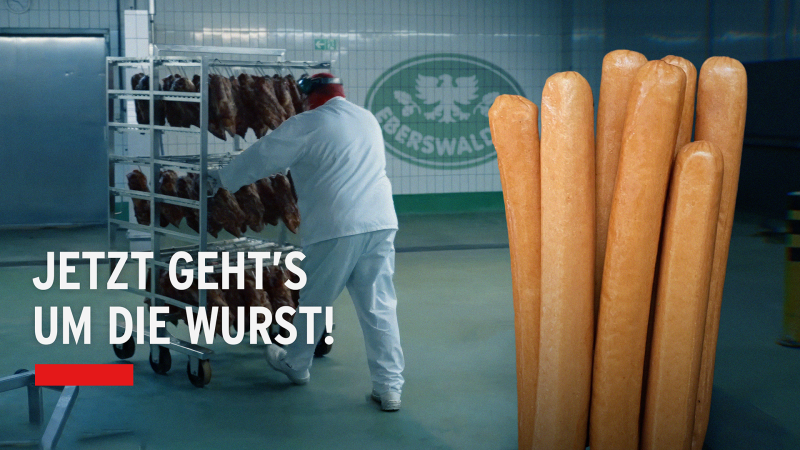 Bildcollage: Arbeiterin mit Fleisch im Vordergrund, Arbeiter mit Fleischprodukten, Logo der Wurstfabrik im Hintergrund | Bild: rbb