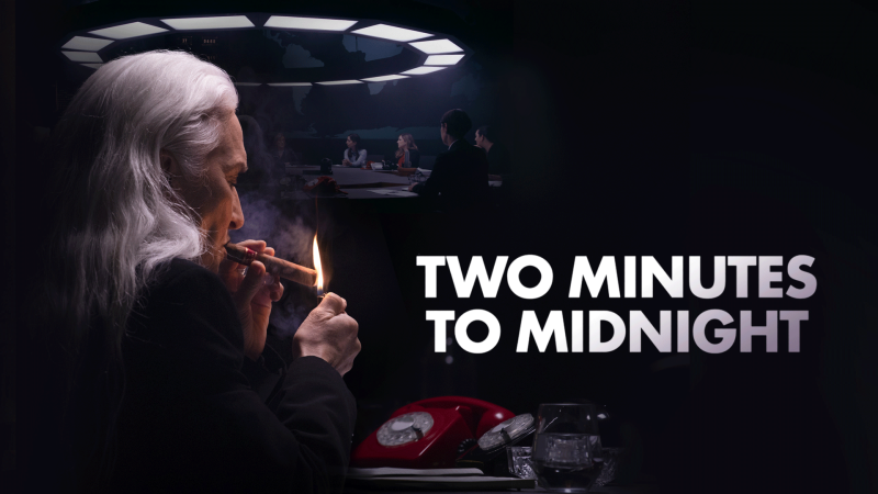 Eine ältere Frau mit silbergrauen Haaren zündet sich eine Zigarre an, im Halbdunkel sind ale Telefonapparate zu sehen. (Bild: Birgit Kaulfuss)