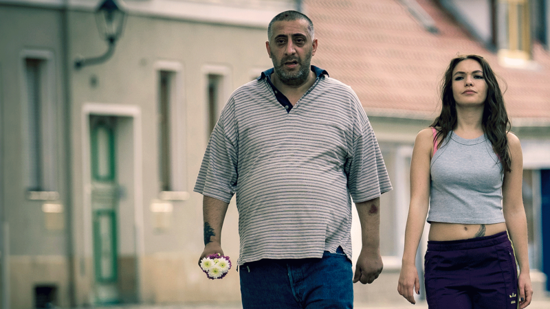 Schauspieler Kida Ramadan läuft neben seiner Filmtochter Emma Drogunova eine Straße entlang. (Bild: ARD Degeto/Tim Rosenbohm) 