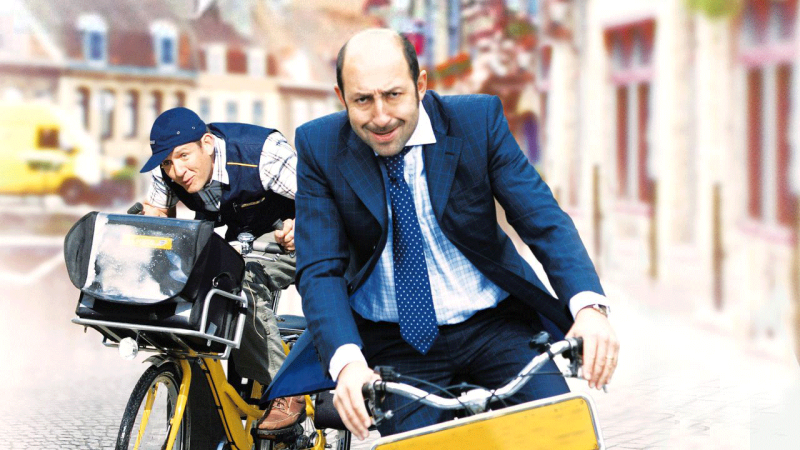 Postler Philippe (Kad Merad, rechts) und sein Freund Antoine (Dany Boon) radeln angetrunken um die Wette. (Bild: rbb/ARD Degeto)