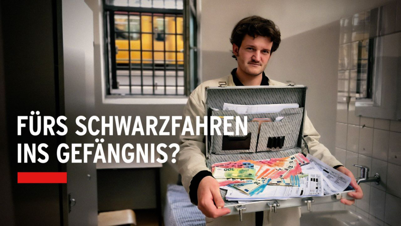 Ein Mann hält einen Koffer mit viel Bargeld in beiden Händen und schaut frontal in die Kamera. (Bild: rbb)