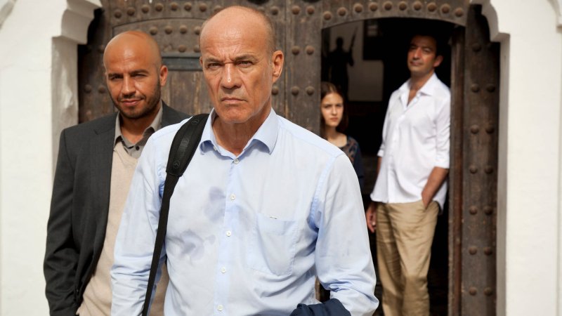 Hassan (Dar Salam) und Frank Hennigs (Heiner Lauterbach), im Hintergrund Yasmin (Maya Lauterbach) und Sharif Nader (Michele Curcioffo) | Bild: ARD Degeto/Luis Koppelkamm
