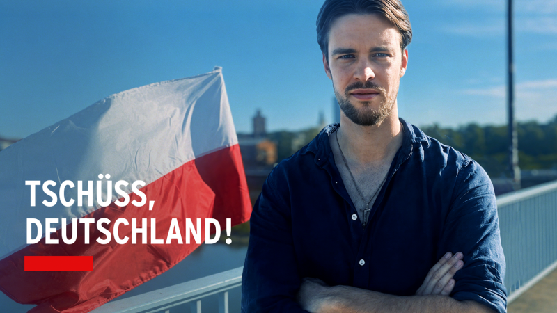 Philip Panek steht auf einer Brücke, im Hintergrund ist die polnische Flagge zu sehen. (Bild: rbb)