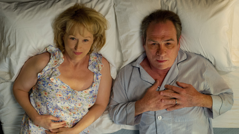 Meryl Streep und Tommy Lee Jones liegt in Schlafkleidung nebeneinander im Bett und schauen in die Höhe. (Bild: picture alliance / dpa | Barry Wetcher/Wild Bunch Germany)