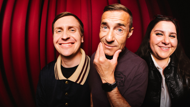 Die Comedians Till Reiners, Kai Plaume, Rebecca Pap vor rotem Vorhang, (Quelle: rbb/Daniel Dittus)