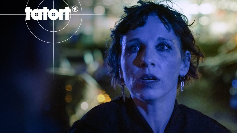 Nina Rubin (Meret Becker) kommt aufgelöst und voller Sorge um ihren Sohn Tolja am Tatort an | Bild: rbb/Stefan Erhard
