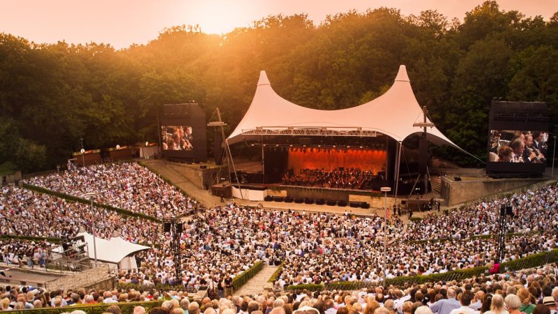 Abendstimmung: Publikum schaut auf Waldbühne mit Berliner Philharmonikern | Bild: rbb/picture alliance/dpa|Jörg Carstensen
