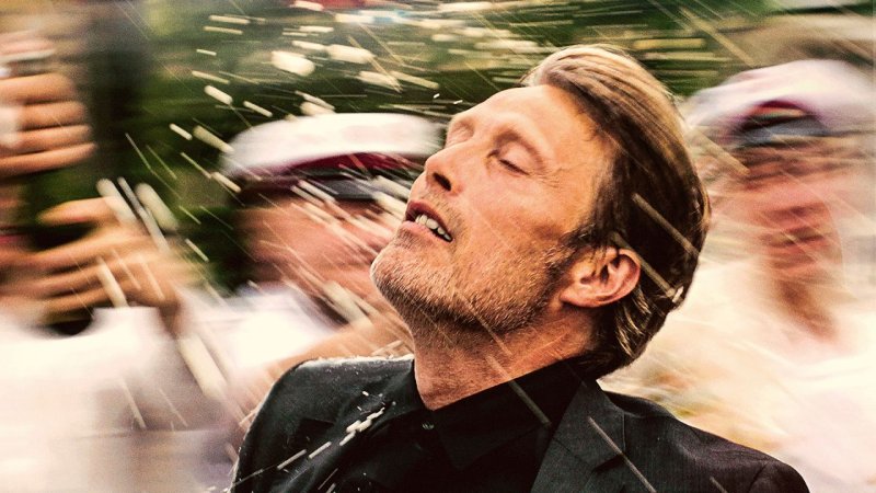Martin (Mads Mikkelsen) und seine Freunde lassen die Korken knallen. | Bild: rbb/Degeto/Weltkino Filmverleih/Henrik Ohsten