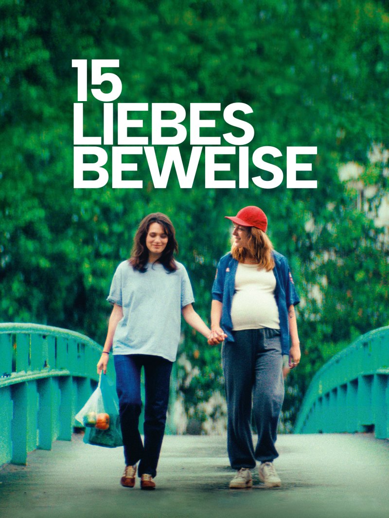 Céline (Ella Rumpf, Mitte) Hand in Hand mit ihrer hochschwangeren Frau Nadia (Monia Chokri) | Bild: rbb/FilmsThatMatter