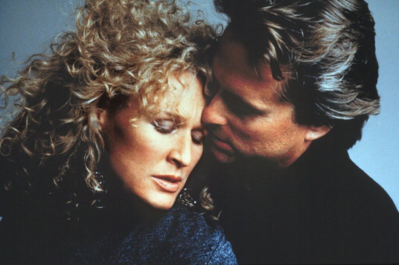 Glenn Close (links) schmiegt sich innig an Michael Douglas (rechts). (Bild: picture alliance / Sammlung Richter) 