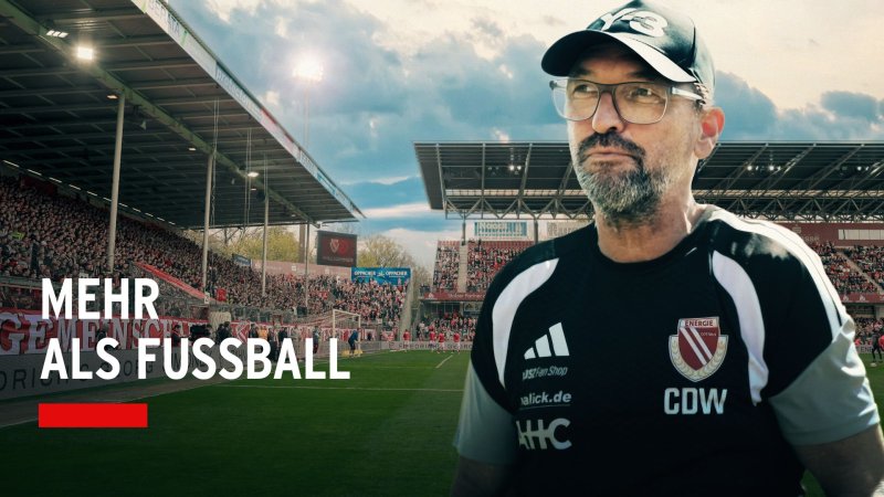 Claus-Dieter Wollitz, Trainer von Energie Cottbus, vor einem Fußballstadion | Bild: rbb/picture alliance/Markus Endberg