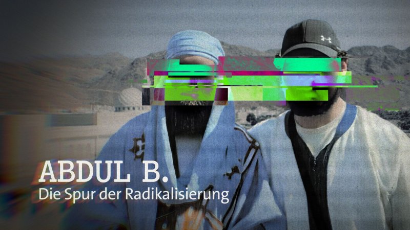 Zwei Männer vor einer Berglandschaft, ihre Augenpartien sind durch digitale Störbalken verdeckt. Im Bild steht „Abdul B. – Die Spur der Radikalisierung“.