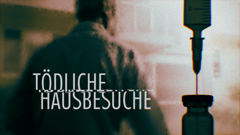 Eine Spritze wird aus einer Ampulle aufgezogen; im Hintergrund ein älterer Mann mit dem Rücken zur Kamera.