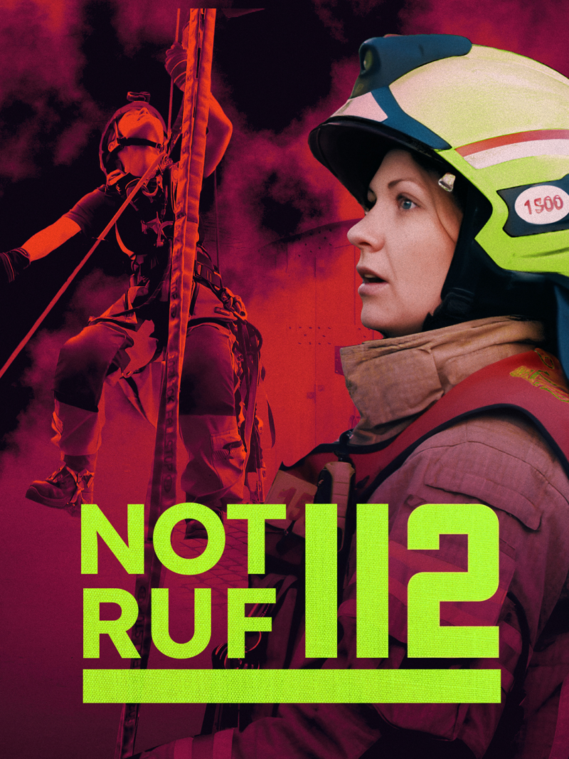 Collage: Eine Feuerwehrfrau mit Helm im Vordergrund; dahinter eine Person, die an einem Seil nach oben klettert, sowie ein historischer Feuerwehrwaagen (Quelle: rbb)