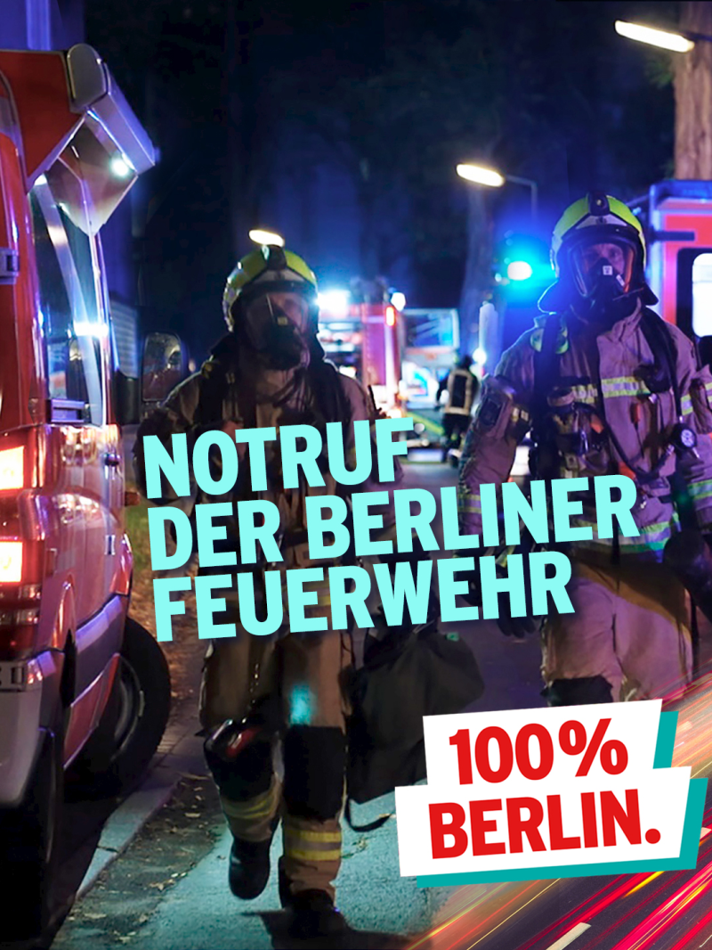 Zwei Anwärter der Lehrfeuerwache Suarez sind in voller Montur nach einem Einsatz zu sehen.