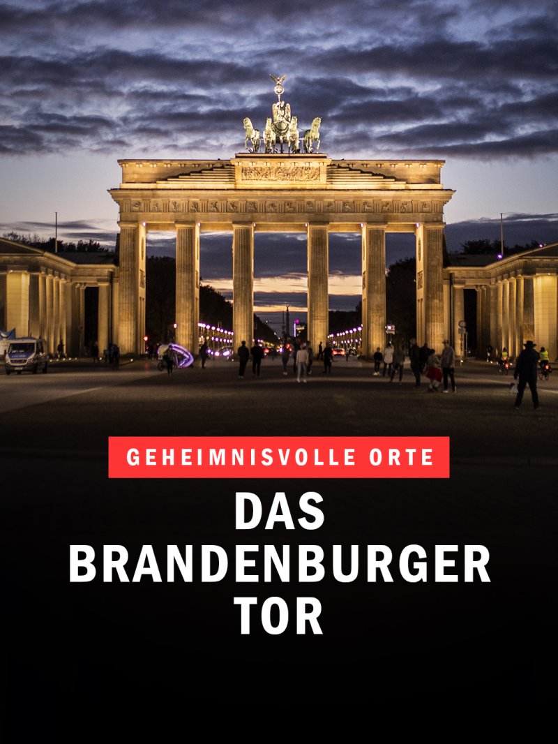 Das beleuchtete Brandenburger Tor in Berlin bei Abenddämmerung mit Menschen auf dem Pariser Platz.