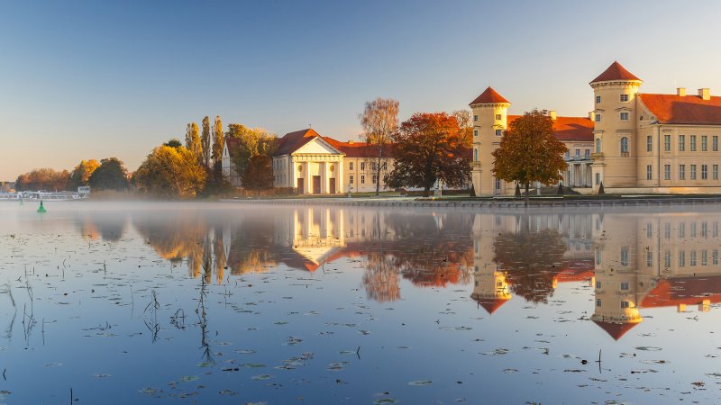 Schloss Rheinsberg in herbstlicher Atmosphäre | Bild: IMAGO / Wirestock