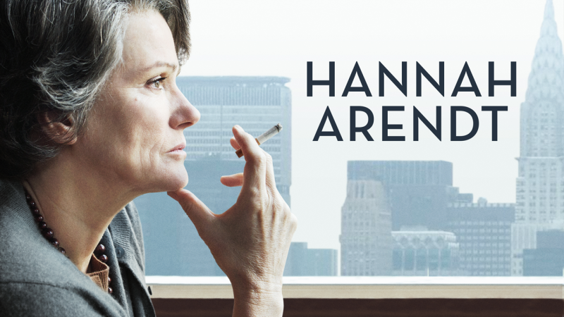 Bildmontage: Hannah Arendt (Barbara Sukowa) im Profil mit Zigarette vor Hochhaussilhouette, (Quelle: rbb/Heimatfilm/Véronique Kolber)