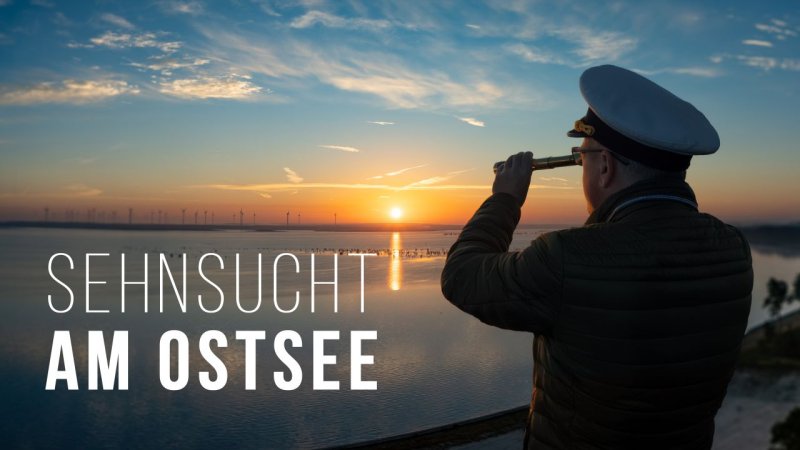 Bildmontage: Im Sonnenuntergang schaut ein Mann mit Kapitänsmütze mit seinen Fernrohr über den Ostsee | Bild: rbb/Norman Gäbler