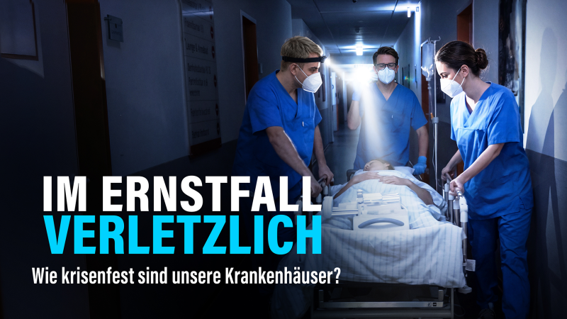 Montage: Drei Ärzte/Ärztin mit Mundschutz schieben eine Patientin im Bett durch einen dunklen Krankenhausflur, der Lichtstrahl ihrer Taschenlampe und Stirnlampe richten sich auf die Patientin im Bett | Bild: rbb/DOCDAYS Productions