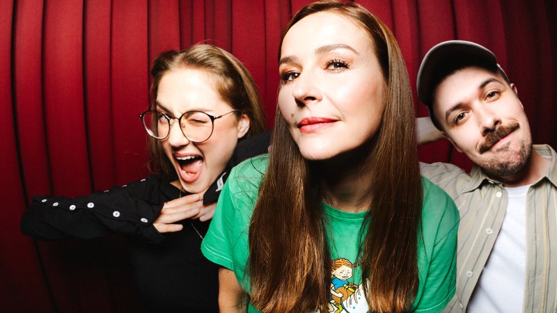 Die drei Comedians Florentine Osche, Katrin Bauerfeind und Fred Costea auf der Bühne von "falsch, aber anders lustig" | Bild: rbb/Daniel Dittus